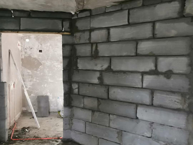 衛(wèi)生間砌墻磚隔斷：磚砌隔斷墻，是指用普通粘土磚，空心磚，加氣混凝土砌塊，玻璃磚等塊材砌筑而成的非承重墻，這也是 衛(wèi)生間隔墻中使用較多的，磚砌隔斷墻成本較低，很多朋友都能夠接受， 而且磚砌隔斷墻效果，看上去很有空間感，衛(wèi)生間隔斷墻使用這種材料也是不錯(cuò)的。