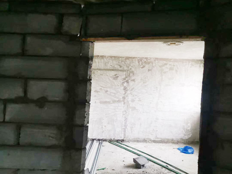 衛(wèi)生間砌墻磚隔斷：磚砌隔斷墻，是指用普通粘土磚，空心磚，加氣混凝土砌塊，玻璃磚等塊材砌筑而成的非承重墻，這也是 衛(wèi)生間隔墻中使用較多的，磚砌隔斷墻成本較低，很多朋友都能夠接受， 而且磚砌隔斷墻效果，看上去很有空間感，衛(wèi)生間隔斷墻使用這種材料也是不錯(cuò)的。