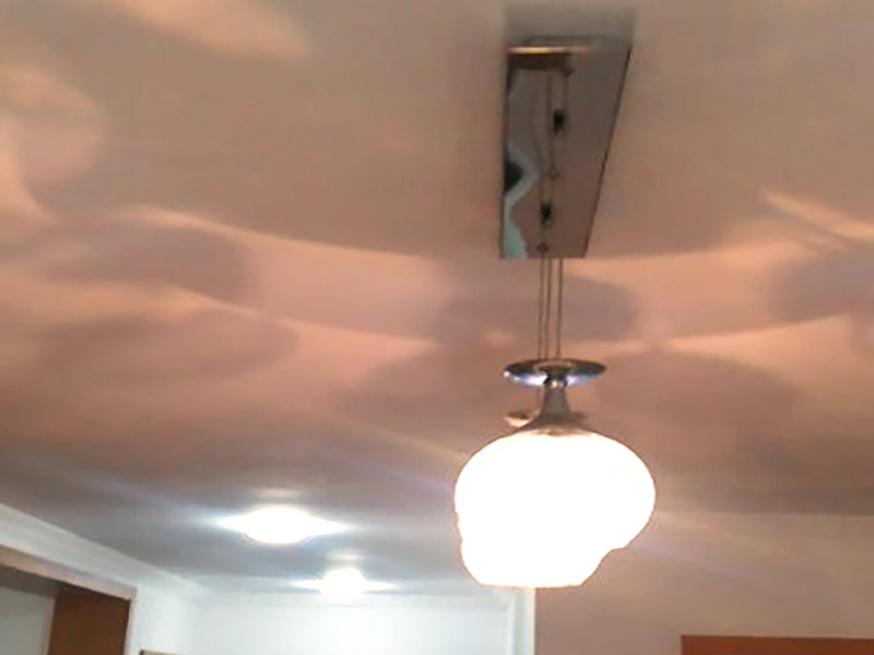 餐廳吊燈安裝：與吸頂燈類似，吊燈固定首先也要畫出鉆孔點，使用沖擊鉆打孔，再將膨脹螺絲打進(jìn)孔。值得注意的，由于吊燈的負(fù)重一般大于吸頂燈，要先使用金屬掛板或吊鉤固定頂棚，再連接吊燈底座，這樣能使吊燈的安裝更牢固。