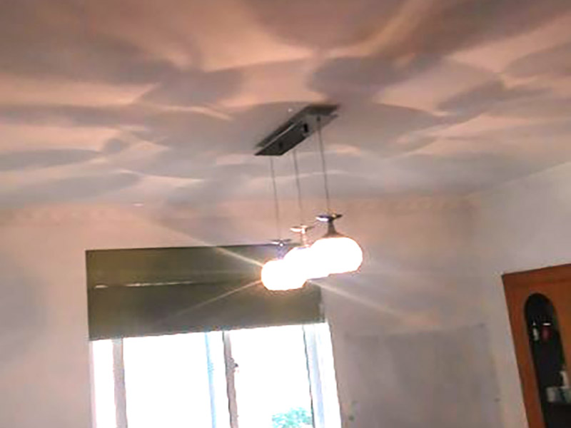 餐廳吊燈安裝：與吸頂燈類似，吊燈固定首先也要畫出鉆孔點，使用沖擊鉆打孔，再將膨脹螺絲打進(jìn)孔。值得注意的，由于吊燈的負(fù)重一般大于吸頂燈，要先使用金屬掛板或吊鉤固定頂棚，再連接吊燈底座，這樣能使吊燈的安裝更牢固。