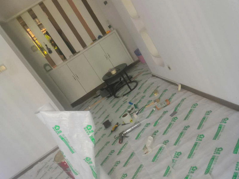 全屋成品保護方案：入戶門扇用公司統(tǒng)一的門貼進行全面包裹保護，用透明膠帶將保護膜粘貼牢固平整。用標準保護膜將門框三面保護完整并固定牢固。工程完工后拆除保護膜時如果有粘貼時的膠痕，應用酒精或?qū)Ｓ玫那逦蹌┣宄z痕。 水電施工前，除必須用的開關(guān)和每個房間留一個施工用電插座，將其它開關(guān)面板、插座全部拆除后保管好。對已拆除的開關(guān)面板、插座線盒用藍色保護蓋進行保護。墻面批刮墻襯時，將藍色保護蓋拆除，批刮完后將保護蓋安裝好。墻面鋪貼瓷磚時，將藍色保護蓋拆除，待貼完瓷磚后將保護蓋安裝好。