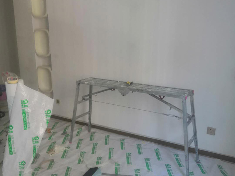 全屋成品保護方案：入戶門扇用公司統(tǒng)一的門貼進行全面包裹保護，用透明膠帶將保護膜粘貼牢固平整。用標準保護膜將門框三面保護完整并固定牢固。工程完工后拆除保護膜時如果有粘貼時的膠痕，應用酒精或?qū)Ｓ玫那逦蹌┣宄z痕。 水電施工前，除必須用的開關(guān)和每個房間留一個施工用電插座，將其它開關(guān)面板、插座全部拆除后保管好。對已拆除的開關(guān)面板、插座線盒用藍色保護蓋進行保護。墻面批刮墻襯時，將藍色保護蓋拆除，批刮完后將保護蓋安裝好。墻面鋪貼瓷磚時，將藍色保護蓋拆除，待貼完瓷磚后將保護蓋安裝好。