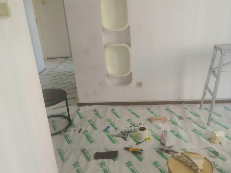 全屋成品保護方案：入戶門扇用公司統(tǒng)一的門貼進行全面包裹保護，用透明膠帶將保護膜粘貼牢固平整。用標準保護膜將門框三面保護完整并固定牢固。工程完工后拆除保護膜時如果有粘貼時的膠痕，應用酒精或?qū)Ｓ玫那逦蹌┣宄z痕。 水電施工前，除必須用的開關(guān)和每個房間留一個施工用電插座，將其它開關(guān)面板、插座全部拆除后保管好。對已拆除的開關(guān)面板、插座線盒用藍色保護蓋進行保護。墻面批刮墻襯時，將藍色保護蓋拆除，批刮完后將保護蓋安裝好。墻面鋪貼瓷磚時，將藍色保護蓋拆除，待貼完瓷磚后將保護蓋安裝好。