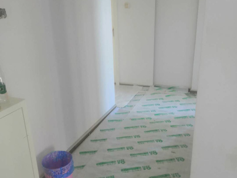 全屋成品保護方案：入戶門扇用公司統(tǒng)一的門貼進行全面包裹保護，用透明膠帶將保護膜粘貼牢固平整。用標準保護膜將門框三面保護完整并固定牢固。工程完工后拆除保護膜時如果有粘貼時的膠痕，應用酒精或?qū)Ｓ玫那逦蹌┣宄z痕。 水電施工前，除必須用的開關(guān)和每個房間留一個施工用電插座，將其它開關(guān)面板、插座全部拆除后保管好。對已拆除的開關(guān)面板、插座線盒用藍色保護蓋進行保護。墻面批刮墻襯時，將藍色保護蓋拆除，批刮完后將保護蓋安裝好。墻面鋪貼瓷磚時，將藍色保護蓋拆除，待貼完瓷磚后將保護蓋安裝好。