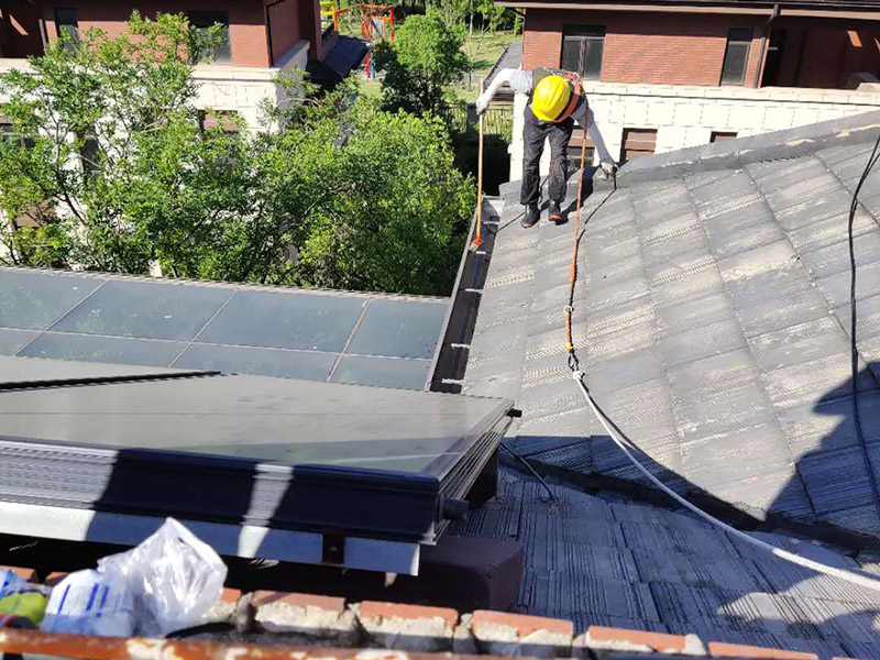 屋頂排水溝維修：檢查排水溝的接縫有沒有漏洞?？梢杂门c排水溝材質(zhì)相同的金屬片來修補小洞。大多數(shù)排水溝用的是鋁或銅。使用不同的金屬來修補排水溝將會出現(xiàn)腐蝕現(xiàn)象。在損壞的區(qū)域涂上厚厚的一層屋頂粘合劑，然后將補片按壓在合適的位置，并按排水溝的形狀彎曲補片。將更多的屋頂粘合劑涂抹在補片邊緣以起到隔水作用。