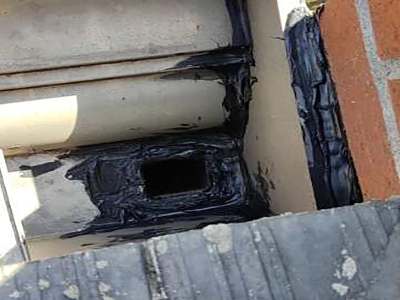 雨水溝局部防水：屋頂防水層無論采用哪種形式和du材料，均構(gòu)成整個(gè)屋頂?shù)姆浪潘到y(tǒng)，一切所需要的管道、煙道、排水孔、預(yù)埋鐵件及支柱等出屋頂?shù)脑O(shè)施。 均應(yīng)在做屋頂防水層時(shí)妥善處理好其節(jié)點(diǎn)構(gòu)造，特別要注意與土壤的連接部分和排水溝水流終止的部分。整體剛性防水層往往因這些細(xì)小的構(gòu)造節(jié)點(diǎn)處理不當(dāng)，而造成整個(gè)屋頂防水的失敗。 第一層做柔性防水，第二層做砂漿防水，作為bai一層保護(hù)層。 屋頂防水不能使用單一的防水材料，必須剛?cè)峤Y(jié)合施工，柔性防水拉伸度好，稍微有點(diǎn)沉降或者變形都不會(huì)破壞防水層。