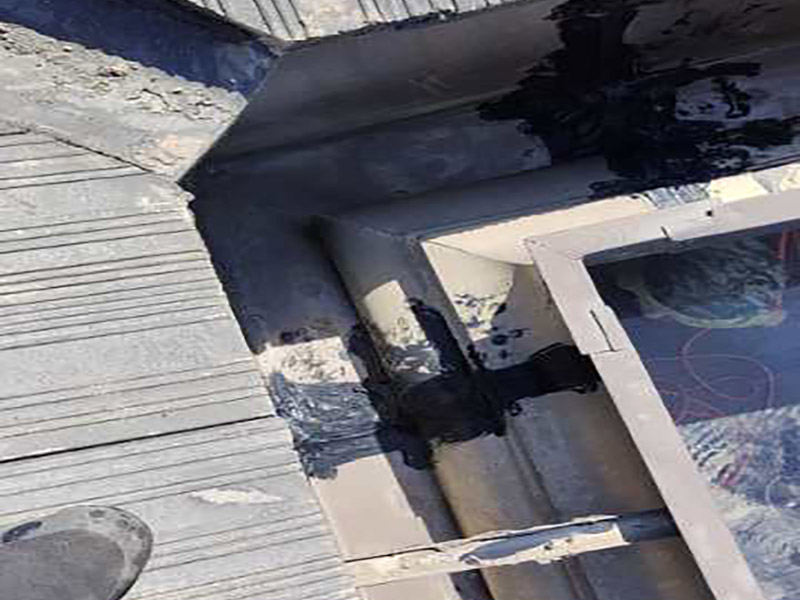 雨水溝局部防水：屋頂防水層無論采用哪種形式和du材料，均構(gòu)成整個(gè)屋頂?shù)姆浪潘到y(tǒng)，一切所需要的管道、煙道、排水孔、預(yù)埋鐵件及支柱等出屋頂?shù)脑O(shè)施。 均應(yīng)在做屋頂防水層時(shí)妥善處理好其節(jié)點(diǎn)構(gòu)造，特別要注意與土壤的連接部分和排水溝水流終止的部分。整體剛性防水層往往因這些細(xì)小的構(gòu)造節(jié)點(diǎn)處理不當(dāng)，而造成整個(gè)屋頂防水的失敗。 第一層做柔性防水，第二層做砂漿防水，作為bai一層保護(hù)層。 屋頂防水不能使用單一的防水材料，必須剛?cè)峤Y(jié)合施工，柔性防水拉伸度好，稍微有點(diǎn)沉降或者變形都不會(huì)破壞防水層。