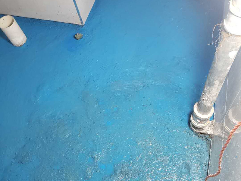 衛(wèi)生間地面防水:1、基層清理干凈，原墻地面表面要堅實，不應有起沙、掉灰或空鼓。 2、對上下水管根部清理并進行堵漏處理。 3、用10-15㎜寬美紋紙根據(jù)墻面設計施工高度粘貼輪廓線。 4、第一遍乳液涂刷施工，順序從上至下，從里到外，不得漏刷。 5、干燥24小時后，涂刷第二遍乳液，使兩遍乳液形成完整的防水層。 6、干燥24小時后，做24小時閉水試驗，放水高度不低于30㎜，24小時內(nèi)無滲漏為合格。 7、表面水泥灰漿拉毛后，可以直接貼磚施工。