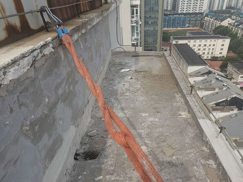 陽臺屋頂鋪防水：首先為陽臺封裝防水，由于是防水工作的第一道防線，因此是千萬不可馬虎的，在做陽臺封裝時，在選材方面就需要選擇防水防潮的材料，在施工過程中應注意做好密閉，若沒有做好封裝的話，陽臺的防水將會大打折扣。 在鋪設前用天驕廠家推薦的基材處理劑需均勻涂刷需要鋪設的所有屋面；將準備好的改性瀝青防水卷材鋪設在屋頂?shù)谋砻?，具體的尺寸根據(jù)實際的應用要求；防水膜安裝應采用氣缸式丙烷烤燈，剪裁應使用專業(yè)的切割工具。一切準備完成后將卷材放置在正確的位置，然后將其重新卷好，注意不要改變鋪設方向。