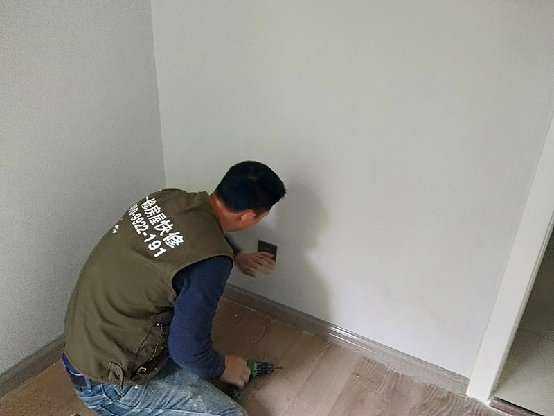 開(kāi)關(guān)插座面板安裝:開(kāi)關(guān)插座安裝在木工油漆工等之后進(jìn)行，而久置的底盒子難免堆積大量灰塵。在安裝時(shí)先對(duì)開(kāi)關(guān)插座底盒進(jìn)行清潔，特別是將盒內(nèi)的灰塵雜質(zhì)清理干凈，并用濕布將盒內(nèi)殘存灰塵擦除。將盒子內(nèi)甩出的導(dǎo)線由塑料臺(tái)的出線孔中穿出，再把塑料臺(tái)緊貼于墻面用螺絲固定在盒子上。固定好后，將導(dǎo)線按各自的位置從開(kāi)關(guān)插座的線孔中穿出，按接線要求將導(dǎo)線壓牢。 　　最后將開(kāi)關(guān)或插座貼于塑料臺(tái)上，找正并用螺絲固定牢，蓋上裝飾板。