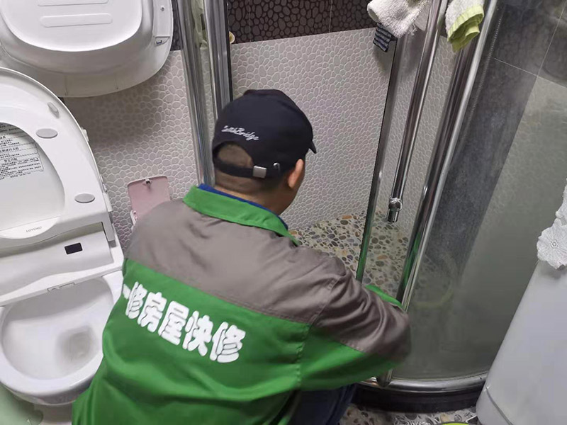 浴室家具安裝：安裝底座，布好排水管，將保溫材料貼到浴缸上后將浴缸卡進(jìn)浴缸底座里，并做好地面保護(hù)。按照?qǐng)D紙?jiān)诟髅姘搴吞旎ㄉ献龊酶鞑考亩ㄎ婚_(kāi)孔，然后將吸頂燈先裝上天花面板上，將保溫材料用雙面膠貼好，并打上玻璃膠，起墻面保溫作用，并事先將花灑桿等部件固定到面板上。電氣設(shè)備的安裝。換氣扇接線，肩湯，腰湯接線，安裝隔板，安裝鏡子和水栓；清掃干凈，再打膠。將安裝過(guò)程中的灰塵擦拭干凈之后，地面，天花角需要打上膠，防止有走光現(xiàn)象。之后再安裝壓條，并再次擦拭干凈。