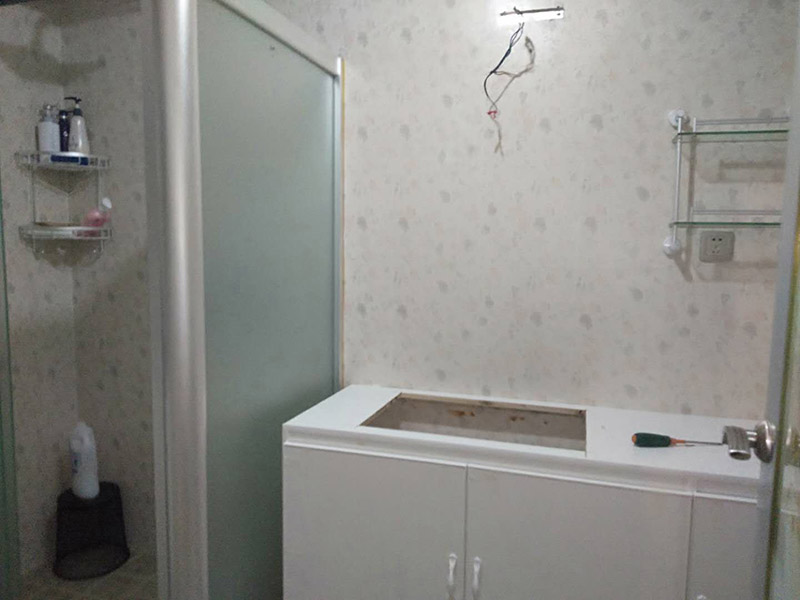 浴室家具安裝：安裝底座，布好排水管，將保溫材料貼到浴缸上后將浴缸卡進(jìn)浴缸底座里，并做好地面保護(hù)。按照?qǐng)D紙?jiān)诟髅姘搴吞旎ㄉ献龊酶鞑考亩ㄎ婚_(kāi)孔，然后將吸頂燈先裝上天花面板上，將保溫材料用雙面膠貼好，并打上玻璃膠，起墻面保溫作用，并事先將花灑桿等部件固定到面板上。電氣設(shè)備的安裝。換氣扇接線，肩湯，腰湯接線，安裝隔板，安裝鏡子和水栓；清掃干凈，再打膠。將安裝過(guò)程中的灰塵擦拭干凈之后，地面，天花角需要打上膠，防止有走光現(xiàn)象。之后再安裝壓條，并再次擦拭干凈。