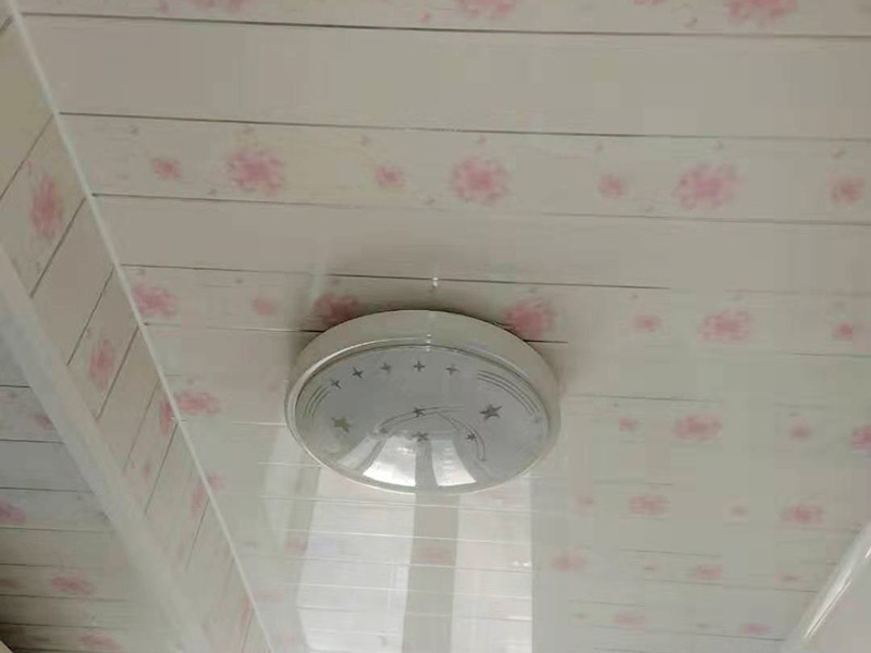 浴室燈具安裝：對于浴室燈具安裝的高度來說，一般規(guī)定是燈具安裝高度不低于2米，當燈具安裝高度低于2.4米時，其燈具外殼的金屬體必須接零或接地可靠。而在浴室中一般是站著照鏡子的，所以浴室鏡下方離地面的高度至少要有135cm的距離，而燈具的安裝也應該滿足浴室鏡高度的要求。如果家庭成員間的身高差距比較大，特別是有孩子的家庭中，可以適當?shù)恼{(diào)整浴室鏡的高度。因為浴室是用水頻繁的地方，因而浴室燈具選擇上，盡可能的實用性為主。燈具的造型并且要以安全為主，確保安全衛(wèi)浴每一天。