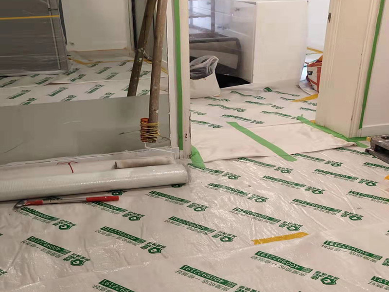 全屋地面保護案例:瓷磚、地板的鋪貼保護 瓷磚、地板的鋪裝，也屬于基礎(chǔ)裝修部分，經(jīng)常發(fā)現(xiàn)瓷磚施工時和施工后都沒有做成品保護工作，具體的表現(xiàn)有：瓷磚邊鋪邊勾縫、在剛鋪的瓷磚、地板上堆放雜物、剛鋪的瓷磚就在上面走動踩踏、地面瓷磚、地板沒有使用成品保護膜覆蓋等，這些都會影響瓷磚的鋪貼效果，造成瓷磚的施工質(zhì)量問題。建議： 1、墻地面瓷磚，在鋪貼未干固的情況下，不要急于勾縫，以免人為的造成瓷磚松動、高低不平，影響施工效果。 2、地面瓷磚干固前，不要在上面走動、堆放雜物，以免造成瓷磚松動、高低不平。 3、地面瓷磚鋪貼完后，使用成品保護膠覆蓋磚面，既可以防止裝修時的沙子磨傷地面，同時也能有效的防止油漆涂料等有色液體滴落磚面，造成地面污染。