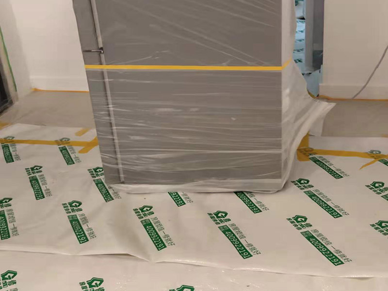 全屋地面保護案例:瓷磚、地板的鋪貼保護 瓷磚、地板的鋪裝，也屬于基礎(chǔ)裝修部分，經(jīng)常發(fā)現(xiàn)瓷磚施工時和施工后都沒有做成品保護工作，具體的表現(xiàn)有：瓷磚邊鋪邊勾縫、在剛鋪的瓷磚、地板上堆放雜物、剛鋪的瓷磚就在上面走動踩踏、地面瓷磚、地板沒有使用成品保護膜覆蓋等，這些都會影響瓷磚的鋪貼效果，造成瓷磚的施工質(zhì)量問題。建議： 1、墻地面瓷磚，在鋪貼未干固的情況下，不要急于勾縫，以免人為的造成瓷磚松動、高低不平，影響施工效果。 2、地面瓷磚干固前，不要在上面走動、堆放雜物，以免造成瓷磚松動、高低不平。 3、地面瓷磚鋪貼完后，使用成品保護膠覆蓋磚面，既可以防止裝修時的沙子磨傷地面，同時也能有效的防止油漆涂料等有色液體滴落磚面，造成地面污染。