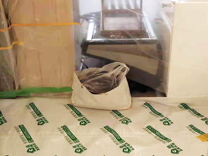 全屋地面保護案例:瓷磚、地板的鋪貼保護 瓷磚、地板的鋪裝，也屬于基礎(chǔ)裝修部分，經(jīng)常發(fā)現(xiàn)瓷磚施工時和施工后都沒有做成品保護工作，具體的表現(xiàn)有：瓷磚邊鋪邊勾縫、在剛鋪的瓷磚、地板上堆放雜物、剛鋪的瓷磚就在上面走動踩踏、地面瓷磚、地板沒有使用成品保護膜覆蓋等，這些都會影響瓷磚的鋪貼效果，造成瓷磚的施工質(zhì)量問題。建議： 1、墻地面瓷磚，在鋪貼未干固的情況下，不要急于勾縫，以免人為的造成瓷磚松動、高低不平，影響施工效果。 2、地面瓷磚干固前，不要在上面走動、堆放雜物，以免造成瓷磚松動、高低不平。 3、地面瓷磚鋪貼完后，使用成品保護膠覆蓋磚面，既可以防止裝修時的沙子磨傷地面，同時也能有效的防止油漆涂料等有色液體滴落磚面，造成地面污染。