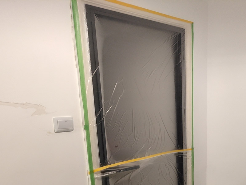 全屋地面保護案例:瓷磚、地板的鋪貼保護 瓷磚、地板的鋪裝，也屬于基礎(chǔ)裝修部分，經(jīng)常發(fā)現(xiàn)瓷磚施工時和施工后都沒有做成品保護工作，具體的表現(xiàn)有：瓷磚邊鋪邊勾縫、在剛鋪的瓷磚、地板上堆放雜物、剛鋪的瓷磚就在上面走動踩踏、地面瓷磚、地板沒有使用成品保護膜覆蓋等，這些都會影響瓷磚的鋪貼效果，造成瓷磚的施工質(zhì)量問題。建議： 1、墻地面瓷磚，在鋪貼未干固的情況下，不要急于勾縫，以免人為的造成瓷磚松動、高低不平，影響施工效果。 2、地面瓷磚干固前，不要在上面走動、堆放雜物，以免造成瓷磚松動、高低不平。 3、地面瓷磚鋪貼完后，使用成品保護膠覆蓋磚面，既可以防止裝修時的沙子磨傷地面，同時也能有效的防止油漆涂料等有色液體滴落磚面，造成地面污染。