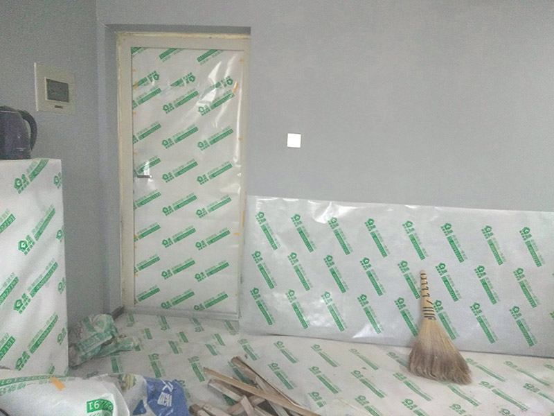 墻面翻新前保護(hù)措施：地面瓷磚鋪貼后，用壁紙刀將所有地磚縫隙清理干凈，并保證縫隙深度達(dá)到20mm以上。鋪貼完一個自然間后將瓷磚表面清理干凈，用復(fù)合保護(hù)膜進(jìn)行保護(hù)。保護(hù)膜鋪貼平整、干凈整潔，用透明膠帶固定保護(hù)膜的邊緣和膜與膜之間接縫的部位。入戶門扇用公司統(tǒng)一的門貼進(jìn)行全面包裹保護(hù)，用透明膠帶將保護(hù)膜粘貼牢固平整。用標(biāo)準(zhǔn)保護(hù)膜將門框三面保護(hù)完整并固定牢固。工程完工后拆除保護(hù)膜時如果有粘貼時的膠痕，應(yīng)用酒精或?qū)Ｓ玫那逦蹌┣宄z痕。
