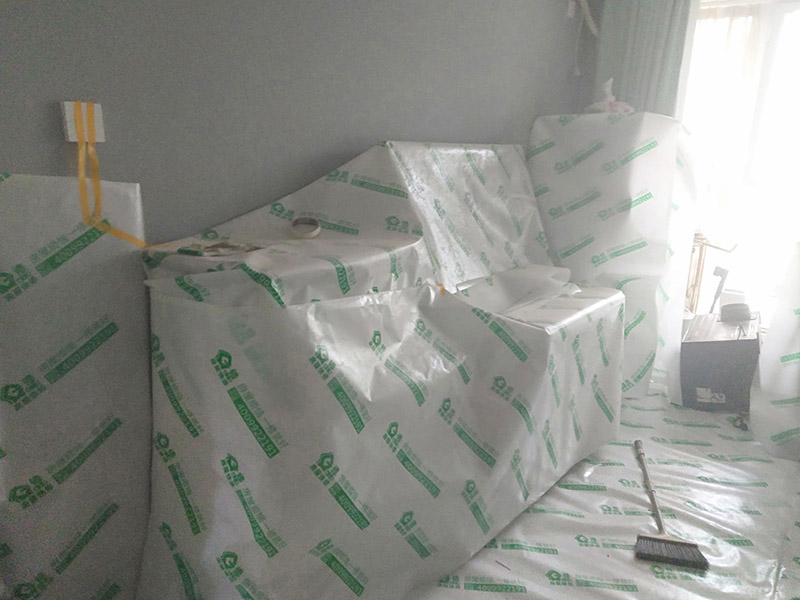 墻面翻新前保護(hù)措施：地面瓷磚鋪貼后，用壁紙刀將所有地磚縫隙清理干凈，并保證縫隙深度達(dá)到20mm以上。鋪貼完一個自然間后將瓷磚表面清理干凈，用復(fù)合保護(hù)膜進(jìn)行保護(hù)。保護(hù)膜鋪貼平整、干凈整潔，用透明膠帶固定保護(hù)膜的邊緣和膜與膜之間接縫的部位。入戶門扇用公司統(tǒng)一的門貼進(jìn)行全面包裹保護(hù)，用透明膠帶將保護(hù)膜粘貼牢固平整。用標(biāo)準(zhǔn)保護(hù)膜將門框三面保護(hù)完整并固定牢固。工程完工后拆除保護(hù)膜時如果有粘貼時的膠痕，應(yīng)用酒精或?qū)Ｓ玫那逦蹌┣宄z痕。