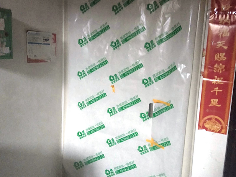 墻面翻新前保護(hù)措施：地面瓷磚鋪貼后，用壁紙刀將所有地磚縫隙清理干凈，并保證縫隙深度達(dá)到20mm以上。鋪貼完一個自然間后將瓷磚表面清理干凈，用復(fù)合保護(hù)膜進(jìn)行保護(hù)。保護(hù)膜鋪貼平整、干凈整潔，用透明膠帶固定保護(hù)膜的邊緣和膜與膜之間接縫的部位。入戶門扇用公司統(tǒng)一的門貼進(jìn)行全面包裹保護(hù)，用透明膠帶將保護(hù)膜粘貼牢固平整。用標(biāo)準(zhǔn)保護(hù)膜將門框三面保護(hù)完整并固定牢固。工程完工后拆除保護(hù)膜時如果有粘貼時的膠痕，應(yīng)用酒精或?qū)Ｓ玫那逦蹌┣宄z痕。