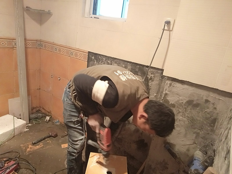 瓷磚開孔施工：瓷磚比較滑，同時(shí)也是怕瓷磚容易碎，所以用膠紙封住打孔的位置，以防止鉆頭在瓷磚上面打滑，其次膠紙封住周圍也是為了防止打孔時(shí)產(chǎn)生的震動(dòng)而破壞周圍。先在打孔的位置，用磚頭輕輕的打出一個(gè)小坑坑來，或者用釘子磨出一個(gè)小洞來，之后再用電鉆打，一邊打一邊用事先準(zhǔn)備好的礦泉水瓶裝好的水澆上去，避免打鉆時(shí)太熱瓷磚容易碎掉。