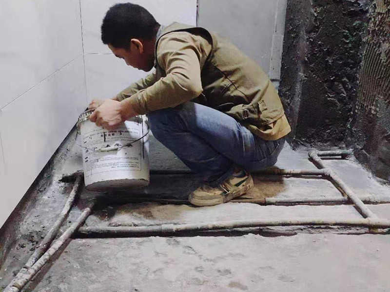 衛(wèi)生間防水方案：清理墻面和地面 在涂刷防水涂層之前，先要清理墻面和地面，同時(shí)要用連接的氣泵皮管吹盡陰角處的浮沉。刷防水涂料時(shí)先刷墻角部位，交接處應(yīng)有200mm，不得有漏刷情況。 墻角涂刷完成后涂刷墻體：第一遍涂刷墻面時(shí)，應(yīng)上下縱向涂刷，第二遍涂刷墻體，應(yīng)左右橫向涂刷。注意、第二遍防水涂料間需要有一定時(shí)間間隔，待遍涂料干透后才能進(jìn)行第二遍，具體時(shí)間視涂料而定。間隔時(shí)間太短，防水的效果會(huì)大打折扣。