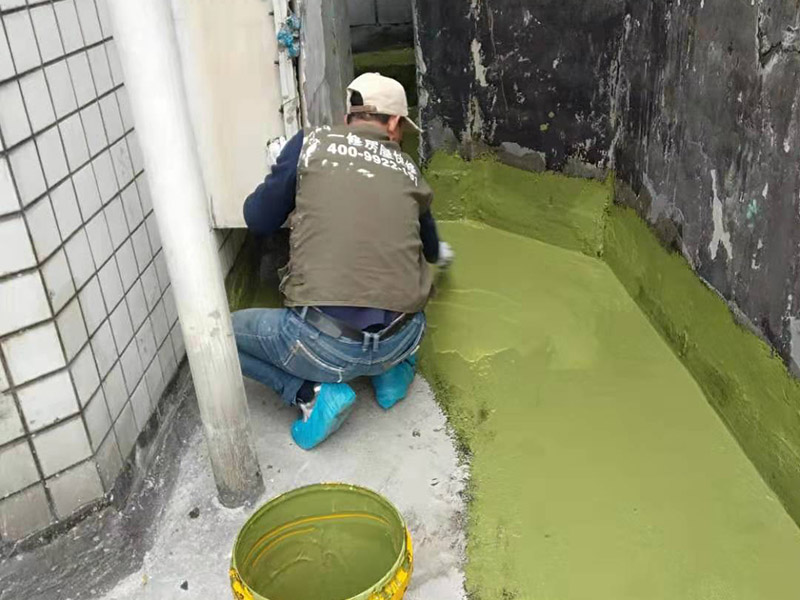 衛(wèi)生間防水方案：清理墻面和地面 在涂刷防水涂層之前，先要清理墻面和地面，同時(shí)要用連接的氣泵皮管吹盡陰角處的浮沉。刷防水涂料時(shí)先刷墻角部位，交接處應(yīng)有200mm，不得有漏刷情況。 墻角涂刷完成后涂刷墻體：第一遍涂刷墻面時(shí)，應(yīng)上下縱向涂刷，第二遍涂刷墻體，應(yīng)左右橫向涂刷。注意、第二遍防水涂料間需要有一定時(shí)間間隔，待遍涂料干透后才能進(jìn)行第二遍，具體時(shí)間視涂料而定。間隔時(shí)間太短，防水的效果會(huì)大打折扣。