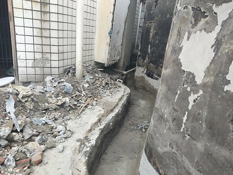 截水溝防水維修：1、確認(rèn)基面已預(yù)處理，管線外露的建議用水泥砂漿包裹覆蓋，尤其要將邊角地面的孔洞補(bǔ)平，并用水將基面充分濕潤(rùn)（無(wú)明水為準(zhǔn)）； 2、使用時(shí)將A液料組分專倒進(jìn)包裝桶（或其他容器）內(nèi)，用慢速電鉆（約400轉(zhuǎn)/分）攪拌（或人工攪拌），同時(shí)慢慢加入配套的粉料組分，攪拌3-5分鐘直至獲得均勻的混合物，靜置5分鐘等活性滲透屬物質(zhì)熟化后作業(yè)可獲得較好的效果；