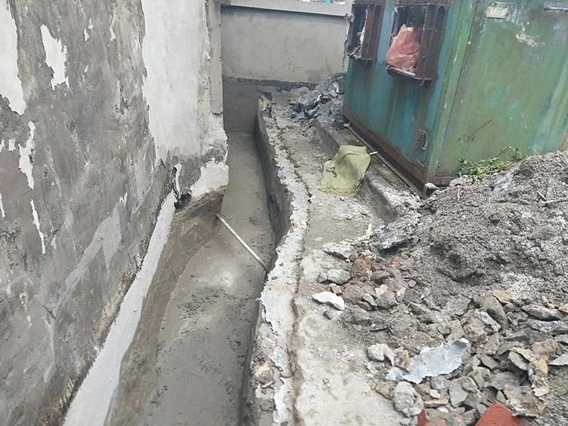 截水溝防水維修：1、確認(rèn)基面已預(yù)處理，管線外露的建議用水泥砂漿包裹覆蓋，尤其要將邊角地面的孔洞補(bǔ)平，并用水將基面充分濕潤(rùn)（無(wú)明水為準(zhǔn)）； 2、使用時(shí)將A液料組分專倒進(jìn)包裝桶（或其他容器）內(nèi)，用慢速電鉆（約400轉(zhuǎn)/分）攪拌（或人工攪拌），同時(shí)慢慢加入配套的粉料組分，攪拌3-5分鐘直至獲得均勻的混合物，靜置5分鐘等活性滲透屬物質(zhì)熟化后作業(yè)可獲得較好的效果；