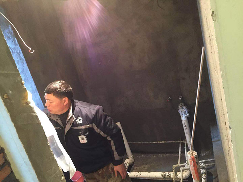 廁所墻面防水：1、假如衛(wèi)生間墻面防水高度做的太低，長期的沐浴會成才墻體浸透、容易造成墻體發(fā)霉，墻面脫落，失去防水性能。 2、一般非淋浴墻的高度是1.5米左右就好，但是為了強(qiáng)化防水的作用，也可以做高到1.8米，但是這樣成本要高，然而對于衛(wèi)生間的改造的輕墻體，最哈把防水高度做到頂部。 首先要找平，如果是要更換衛(wèi)生間瓷磚，要將原來的瓷磚砸掉之后，在用水泥砂漿把地面找平，然后在做防水出來，這樣就可以避免防水涂料太薄造成漏水。在做防水時接縫處要刷到位，衛(wèi)生間墻面之間的接縫要以上下水管道地面的接縫是最容易出現(xiàn)問題