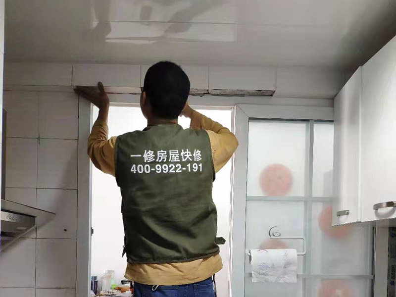 廚房門框瓷磚維修：干鋪法是將沙子和水泥按照3：1的比例混合后兌少量的水，使水泥和沙子混合到可以用手攥成團(tuán)的黏稠度。將混合好的沙子水泥鋪在地面上，用一個(gè)平板把表面摸平。在瓷磚背面抹上黏稠度非常高的水泥，把瓷磚放到地面上，用橡皮錘敲實(shí)就完成了,主要用于地面瓷磚的鋪裝.。然后涂抹到用水浸泡好的瓷磚背面貼到墻面上。濕鋪發(fā)主要應(yīng)用與墻面。干鋪對(duì)瓦工的技術(shù)要求高，砂漿的厚度大，因此造價(jià)就高，當(dāng)然干鋪法地磚平整，不易變形，不易空鼓，效果好。濕鋪法因?yàn)樯皾{中水分較多，凝固過(guò)程中水分蒸發(fā)，很容易出現(xiàn)一些小氣泡，使地磚與砂漿之間出現(xiàn)空隙，從而造成空鼓現(xiàn)象。