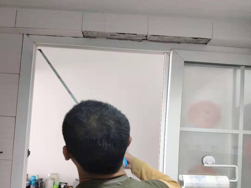 廚房門框瓷磚維修：干鋪法是將沙子和水泥按照3：1的比例混合后兌少量的水，使水泥和沙子混合到可以用手攥成團(tuán)的黏稠度。將混合好的沙子水泥鋪在地面上，用一個(gè)平板把表面摸平。在瓷磚背面抹上黏稠度非常高的水泥，把瓷磚放到地面上，用橡皮錘敲實(shí)就完成了,主要用于地面瓷磚的鋪裝.。然后涂抹到用水浸泡好的瓷磚背面貼到墻面上。濕鋪發(fā)主要應(yīng)用與墻面。干鋪對(duì)瓦工的技術(shù)要求高，砂漿的厚度大，因此造價(jià)就高，當(dāng)然干鋪法地磚平整，不易變形，不易空鼓，效果好。濕鋪法因?yàn)樯皾{中水分較多，凝固過(guò)程中水分蒸發(fā)，很容易出現(xiàn)一些小氣泡，使地磚與砂漿之間出現(xiàn)空隙，從而造成空鼓現(xiàn)象。