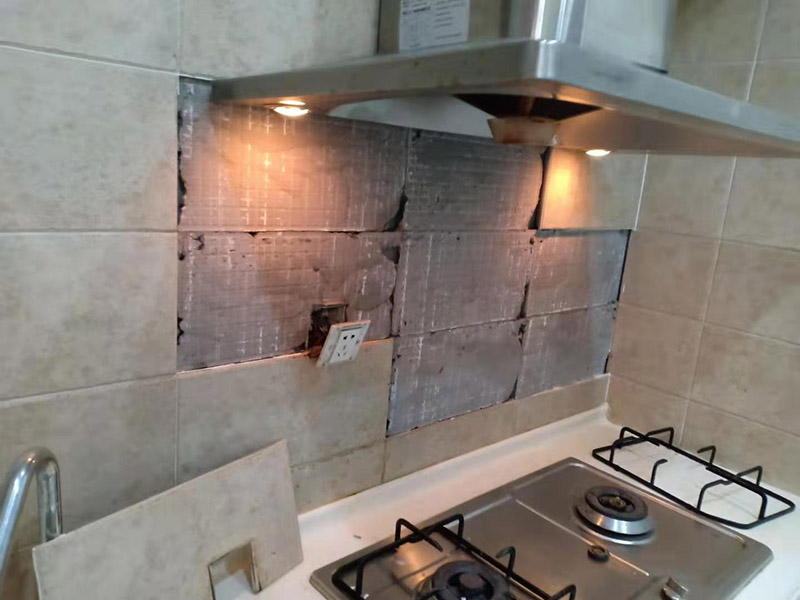 廚房墻面瓷磚空鼓：瓷磚的中間位置出現(xiàn)空鼓情況，這種情況就需要將這塊瓷磚撬下來重新鋪設(shè)了。具體要采取從瓷磚中間部分開砸，但是不能從中間直接砸，可以使用小型水鉆先開個(gè)孔，再使用工具慢慢的向四周蔓延的方式來撬開瓷磚，避免將周邊的額瓷磚損壞?？展某潭容^嚴(yán)重、瓷磚已經(jīng)完全松動(dòng)甚至脫落，說明瓷磚下的水泥砂漿層與墻面基層(或地面基層)也發(fā)生了松動(dòng)&ldquo;脫層&rdquo;，此時(shí)可以用鏟刀等工具清理掉水泥砂漿層，重新涂抹水泥砂漿后鋪貼瓷磚。