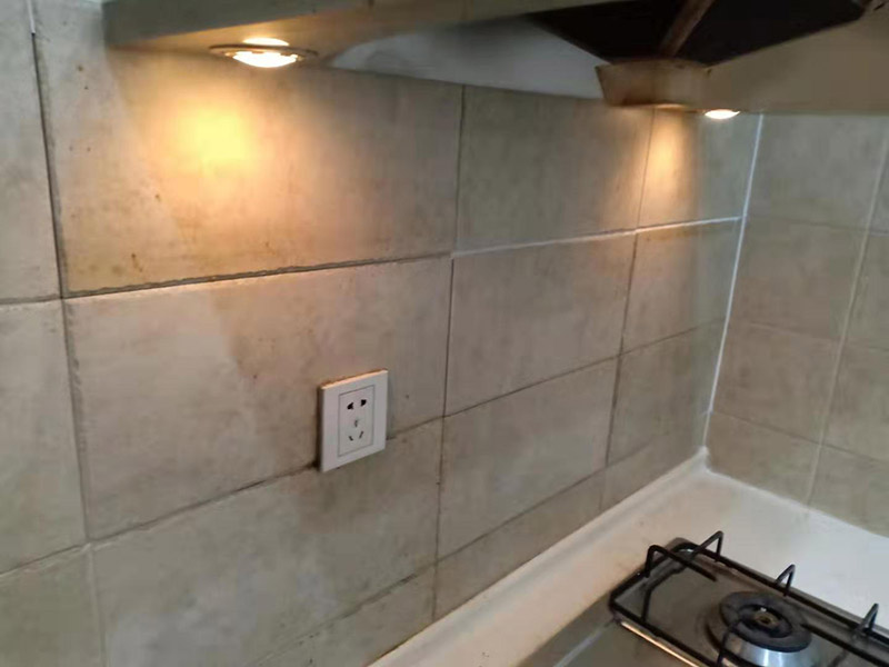 廚房墻面瓷磚空鼓：瓷磚的中間位置出現(xiàn)空鼓情況，這種情況就需要將這塊瓷磚撬下來重新鋪設(shè)了。具體要采取從瓷磚中間部分開砸，但是不能從中間直接砸，可以使用小型水鉆先開個(gè)孔，再使用工具慢慢的向四周蔓延的方式來撬開瓷磚，避免將周邊的額瓷磚損壞?？展某潭容^嚴(yán)重、瓷磚已經(jīng)完全松動(dòng)甚至脫落，說明瓷磚下的水泥砂漿層與墻面基層(或地面基層)也發(fā)生了松動(dòng)&ldquo;脫層&rdquo;，此時(shí)可以用鏟刀等工具清理掉水泥砂漿層，重新涂抹水泥砂漿后鋪貼瓷磚。