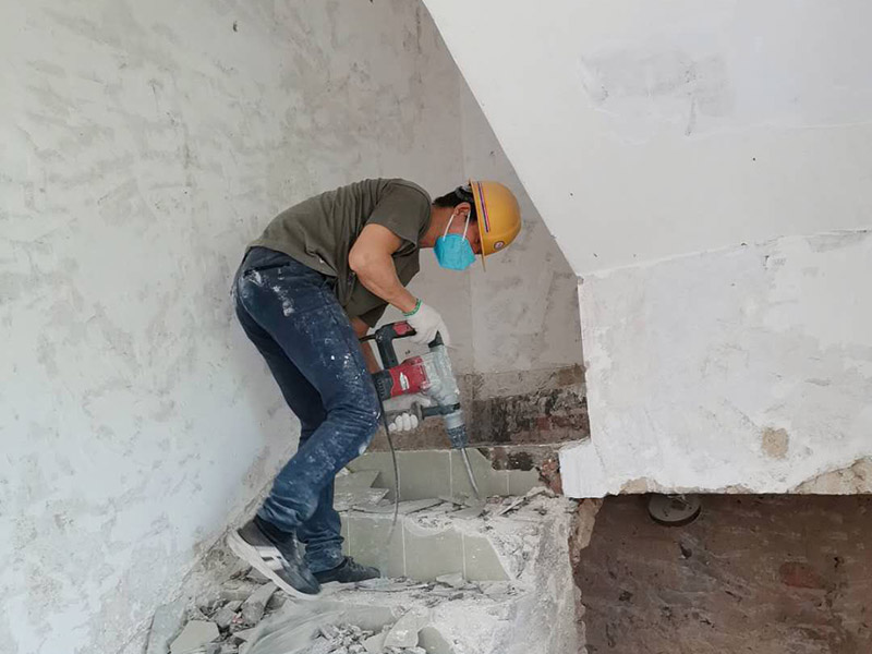 瓷磚拆除建渣處理：首先將拆除建筑物、房屋裝修和改造道路中產(chǎn)生的建筑垃圾用車運到處理場所，然后，用人工的辦法將建筑垃圾中的可直接再生利用的物質(zhì)，如金屬材料、木質(zhì)類材料和塑料類材料分選歸類，直接供給相應(yīng)的公司進行處理。