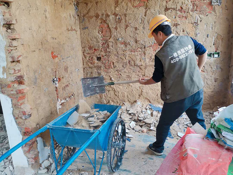 瓷磚拆除建渣處理：首先將拆除建筑物、房屋裝修和改造道路中產(chǎn)生的建筑垃圾用車運到處理場所，然后，用人工的辦法將建筑垃圾中的可直接再生利用的物質(zhì)，如金屬材料、木質(zhì)類材料和塑料類材料分選歸類，直接供給相應(yīng)的公司進行處理。