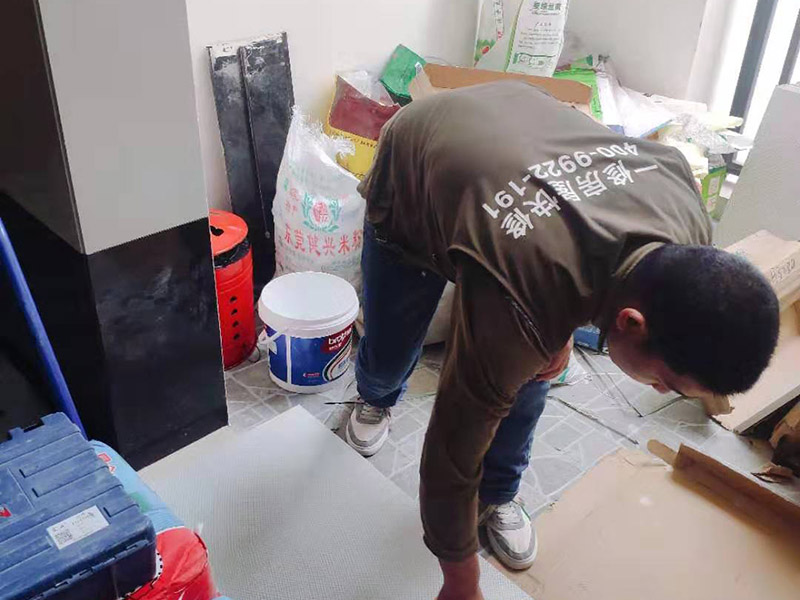 瓷磚刷背膠施工：基面的要求是要平整堅(jiān)固，不能有起砂、裂縫、劃痕、凹凸不平等缺陷，基面也不能有灰塵、污漬等等。如果基面不平整，帶有污漬，建議大家應(yīng)分別采用家樂邦界面劑、膩?zhàn)臃鄣扔枰蕴啄z（松散基面）、拉毛（光滑基面）或找平處理。攪拌均勻后，需要對(duì)基面用水進(jìn)行噴濕，要全部濕潤但不能有明水。之后我們?cè)儆谬X形刮板將瓷磚膠均勻涂抹于墻面和瓷磚背面上，在刮涂中我們要保證齒形刮板與基面角度一致，每次約涂抹1－2平方，然后由下到上將瓷磚揉壓上即可。