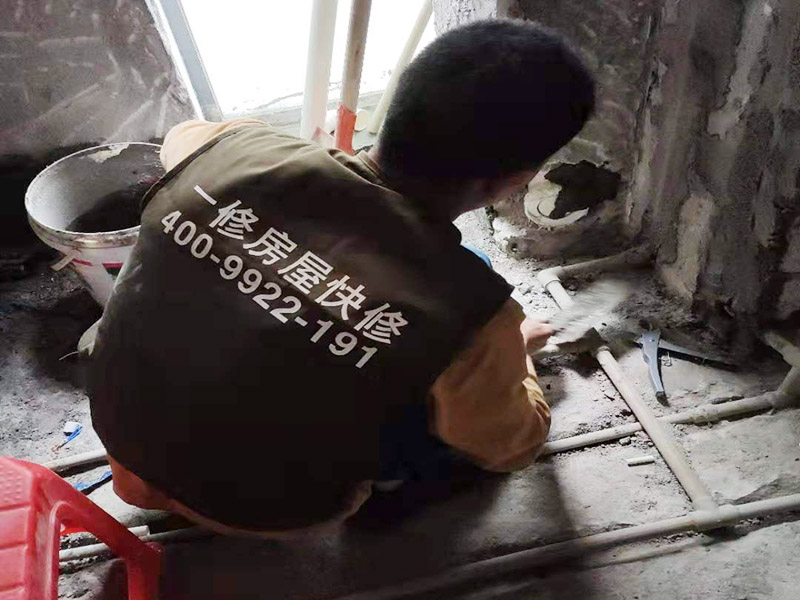 衛(wèi)生間裝修:衛(wèi)生間的整體設計，必須要結合水路與電路的安全性等基本的條件，這其中水電路改造，防水工程的施工，這就是幾個必須要考慮的基礎工程。而先進行水電路改造，必須要考慮安全實用的標準，接下來就是做防水，衛(wèi)生間裝修步驟的基礎工程，要求高端才是足夠。 衛(wèi)生間的基礎工程完成之后，就要考慮主體工程，那就是墻地磚與吊頂，這些主體工程建設的過程中，可以是整體設計的亮點，也是土建主體的嚴謹性的標準。衛(wèi)生間裝修步驟主體工程墻地面與吊頂，有了基礎，主體施工開始，必須要講究嚴謹?shù)牧鞒?，才能效果更好? width=