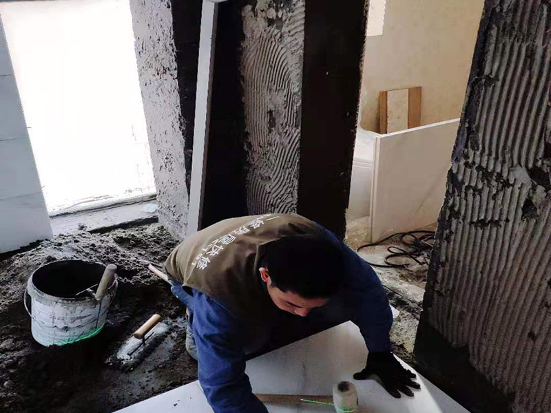 衛(wèi)生間裝修:衛(wèi)生間的整體設計，必須要結合水路與電路的安全性等基本的條件，這其中水電路改造，防水工程的施工，這就是幾個必須要考慮的基礎工程。而先進行水電路改造，必須要考慮安全實用的標準，接下來就是做防水，衛(wèi)生間裝修步驟的基礎工程，要求高端才是足夠。 衛(wèi)生間的基礎工程完成之后，就要考慮主體工程，那就是墻地磚與吊頂，這些主體工程建設的過程中，可以是整體設計的亮點，也是土建主體的嚴謹性的標準。衛(wèi)生間裝修步驟主體工程墻地面與吊頂，有了基礎，主體施工開始，必須要講究嚴謹?shù)牧鞒?，才能效果更好? /></p> </div>
        <script language=