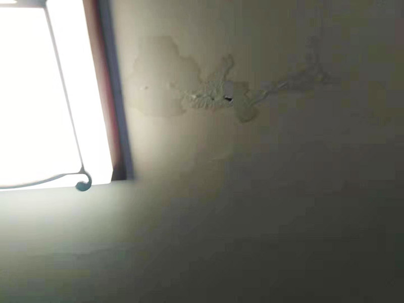 天花板墻面維修：清潔墻壁，首先就是要清潔墻壁了，一般天花板的墻壁上都會有細小的白色粉末，這時可以用尼龍刷或者是鐵刷將其刷除，再觀察一段時間后確定不再會出現(xiàn)白色的粉末后，并且等到水密墻面干燥磨平以后就可以上一道墻面底漆了，預防日后鹽分的侵蝕形成了壁癌。 對于墻表面的問題，建議用小刀或者是鐵制品將漆膜剝離，然后再用砂紙將墻表層擦平，這些工序做完以后，拆除漿糊粘貼的壁紙，再修整墻面，以批土刀將批土填平凹洞的裂縫，等到完全的干燥以后，再用砂紙去磨平。 在施工的時候，建議從上往下刷，用相關的工具將涂料攪拌勻稱以后，將產(chǎn)品從天花板上開始往下刷，這樣能有效的避免由天花滴落的油漆弄花了自己經(jīng)完成的墻面。