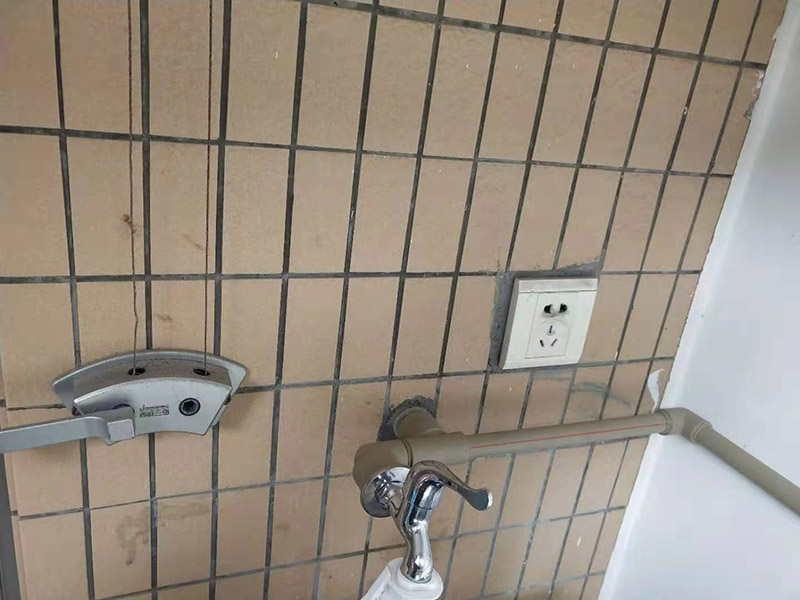 陽臺水管明裝方案:陽臺可以明裝水管。相對于暗裝的開槽施工等工程，走明裝水管的暗裝程序更加方便快捷、省心省力。施工安全，不需要使用開槽工具，能避免對房屋建筑的損壞，使用起來更安全放心。維護和修理也更方便，如果后期水管出現什么故障，只需要直接檢查裸露在外的水管即可，這樣無論是自己修還是請專業(yè)維修師傅來都可以。