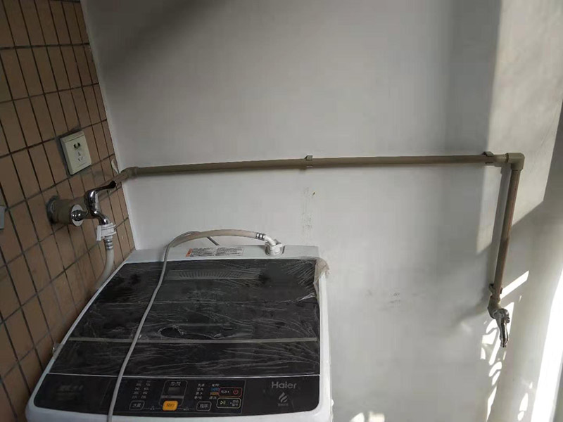 陽臺水管明裝方案:陽臺可以明裝水管。相對于暗裝的開槽施工等工程，走明裝水管的暗裝程序更加方便快捷、省心省力。施工安全，不需要使用開槽工具，能避免對房屋建筑的損壞，使用起來更安全放心。維護和修理也更方便，如果后期水管出現什么故障，只需要直接檢查裸露在外的水管即可，這樣無論是自己修還是請專業(yè)維修師傅來都可以。