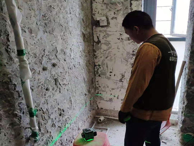 廚房砌墻抹灰找平:墻面清理&rarr;澆水潤濕&rarr;涂刷界面劑&rarr;吊垂直、抹灰餅沖筋&rarr;抹底層砂漿&rarr;抹罩面灰&rarr;養(yǎng)護(hù) 墻面清理：抹灰前檢查砌筑墻體，對松動(dòng)、灰漿不飽滿的拼縫及梁，板下的頂頭縫，用水泥砂漿填塞密實(shí)。將露于墻面的舌頭灰刮凈，凸出墻面不平整的部位剔鑿平整，坑凹不平，砌塊缺楞掉角，設(shè)備管線槽、腳手孔洞用1：3水泥砂漿整修密實(shí)、平順。用吊線板檢查墻體的垂直偏差及平整度，將抹灰基層處理完好。