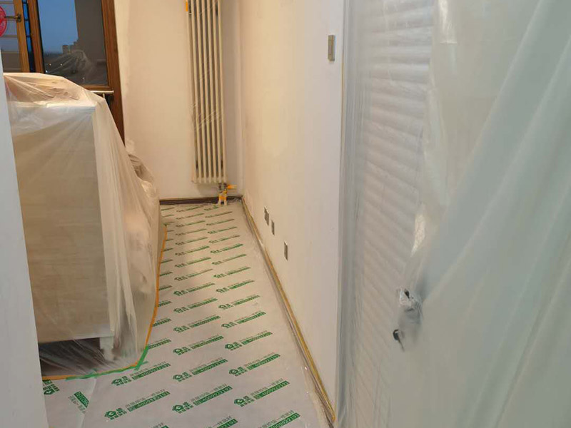 墻面翻新全屋保護(hù)：家具搬放到房屋中央，對(duì)集中放置的家具進(jìn)行整體保護(hù)，防止因墻面翻新而造成不必要的損壞；地板需要用專業(yè)的保護(hù)膜進(jìn)行保護(hù)；對(duì)于不能移動(dòng)的家具和家電，如空調(diào)等進(jìn)行成品保護(hù)；使用專業(yè)的打磨機(jī)對(duì)墻面進(jìn)行打磨處理，與一般打磨機(jī)不同的是，墻面打磨是無塵打磨，在打磨的過程中不會(huì)出現(xiàn)灰塵漫天的情況。尤其需要注意有插座、開關(guān)面板的位置，防止灰塵進(jìn)入。