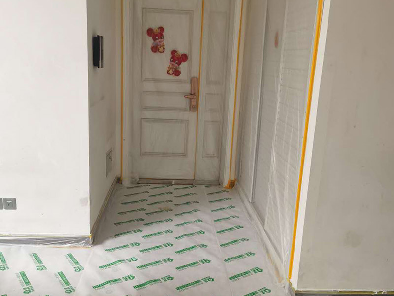 墻面翻新全屋保護(hù)：家具搬放到房屋中央，對(duì)集中放置的家具進(jìn)行整體保護(hù)，防止因墻面翻新而造成不必要的損壞；地板需要用專業(yè)的保護(hù)膜進(jìn)行保護(hù)；對(duì)于不能移動(dòng)的家具和家電，如空調(diào)等進(jìn)行成品保護(hù)；使用專業(yè)的打磨機(jī)對(duì)墻面進(jìn)行打磨處理，與一般打磨機(jī)不同的是，墻面打磨是無塵打磨，在打磨的過程中不會(huì)出現(xiàn)灰塵漫天的情況。尤其需要注意有插座、開關(guān)面板的位置，防止灰塵進(jìn)入。