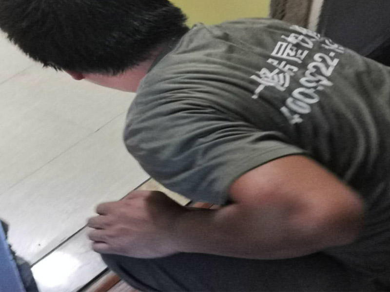 門框石安裝維修：在用水泥砂漿砌臥時，衛(wèi)生間內(nèi)一側(cè)地面留點縫隙，大致控制在5毫米寬左右，內(nèi)用水泥砂漿填滿后，表面略低呈凹狀，完后用建筑膠或硅膠(固定潔具也要用到的材料)打一圈，這樣，即使水泥砂漿有裂縫與門檻石脫開。過高的高差，可以選用加厚石材另定制。注意家中是否有老人或行動不便的人員使用。門檻石的尺寸要根據(jù)門檻的長寬來定，寧愿購買稍微長一點寬一點的也不要買尺寸不足的，不然很難打理和修補的。