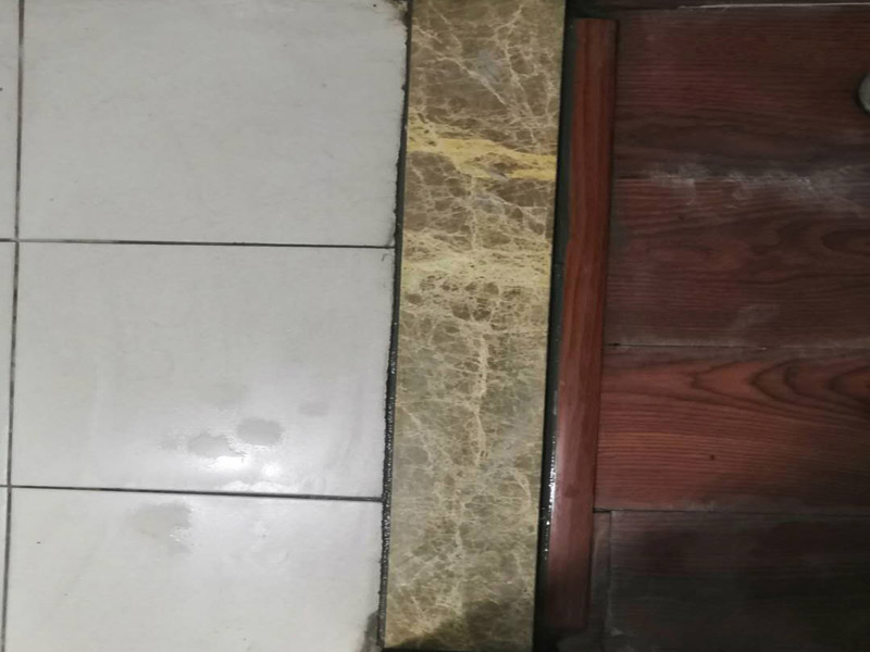 門框石安裝維修：在用水泥砂漿砌臥時，衛(wèi)生間內(nèi)一側(cè)地面留點縫隙，大致控制在5毫米寬左右，內(nèi)用水泥砂漿填滿后，表面略低呈凹狀，完后用建筑膠或硅膠(固定潔具也要用到的材料)打一圈，這樣，即使水泥砂漿有裂縫與門檻石脫開。過高的高差，可以選用加厚石材另定制。注意家中是否有老人或行動不便的人員使用。門檻石的尺寸要根據(jù)門檻的長寬來定，寧愿購買稍微長一點寬一點的也不要買尺寸不足的，不然很難打理和修補的。