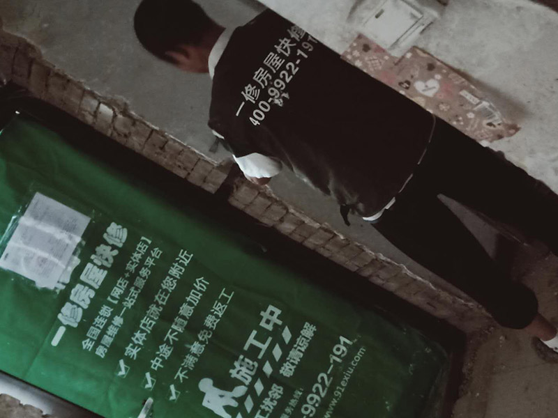 全屋舊墻鏟除翻新:墻面變色變臟、開裂、起皮、起鼓、不平、發(fā)霉、白色絮狀物、粉化掉灰、滲水，這些問題 在舊墻面上重新刷乳膠漆之前，一般先要對舊墻上的油污、浮灰、空鼓或裂紋等做處理，清除浮灰，鏟除起砂翹皮等部位，對油污的部位，應(yīng)先將原有涂層鏟除，不能鏟除應(yīng)徹底清洗干凈，墻面清理完畢，在用膩子批刮兩道。