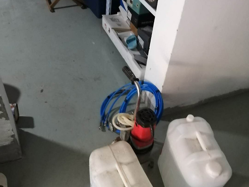 漏水維修材料入場:材料購買以后，購買方就需要通知合同的另一方準備對材料進行驗收。而且這個驗收最好是安排在材料進場時立即進行。所以，約定驗收時間非常必要。以免出現材料進場時，另一方沒有時間對材料進行驗收，影響施工進度。