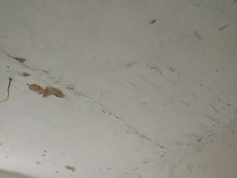 墻面鏟除翻新：舊墻的基本處理包括清理舊墻面原有的乳膠漆和膩?zhàn)訉拥溺P除、木裝修、其他表面裝飾物（如壁紙）的拆除，如果只是裝修了一兩年的墻面，墻面的膩?zhàn)涌梢圆挥苗P除，用鋼刷和砂紙打磨墻面后就可以重新涂刷乳膠漆，如果裝修時(shí)間較長(zhǎng)的就需要將膩?zhàn)訉隅P除后再進(jìn)行后續(xù)工序。切記舊墻面一定要進(jìn)行處理，不能直接涂刷，粉化嚴(yán)重的墻面要鏟除后，抹上一層白水泥，再進(jìn)行涂刷。 墻面涂刷底漆的作用是抗堿防潮、封固基材、保護(hù)面漆，提高面漆的質(zhì)感和遮蓋力。如果沒(méi)有刷底漆就直接上面漆的話，時(shí)間一長(zhǎng)墻面就容易起泡、發(fā)霉，經(jīng)陽(yáng)光長(zhǎng)時(shí)間照射也